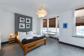 5-BR Home Featuring Art and Photography Collection
